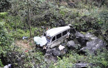 19 Tewas setelah Mobil Angkutan Umum Terjun ke Lembah